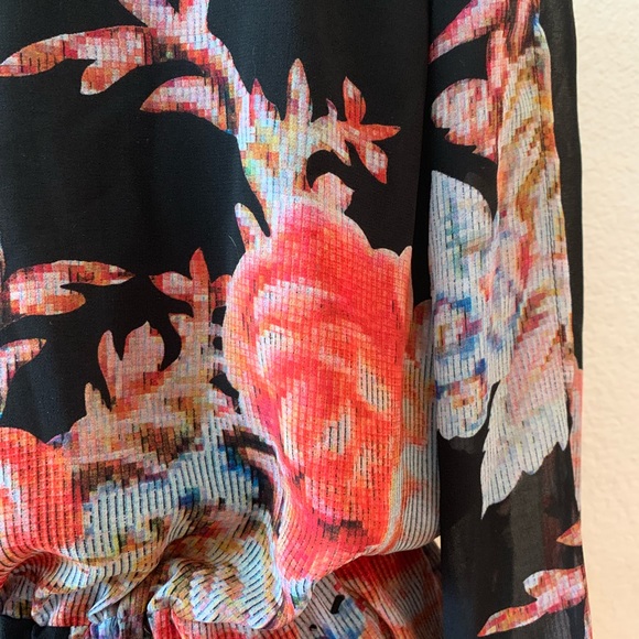 Low Cut Floral Romper with Mid Cut-Out & Pockets - Picture 7 of 8